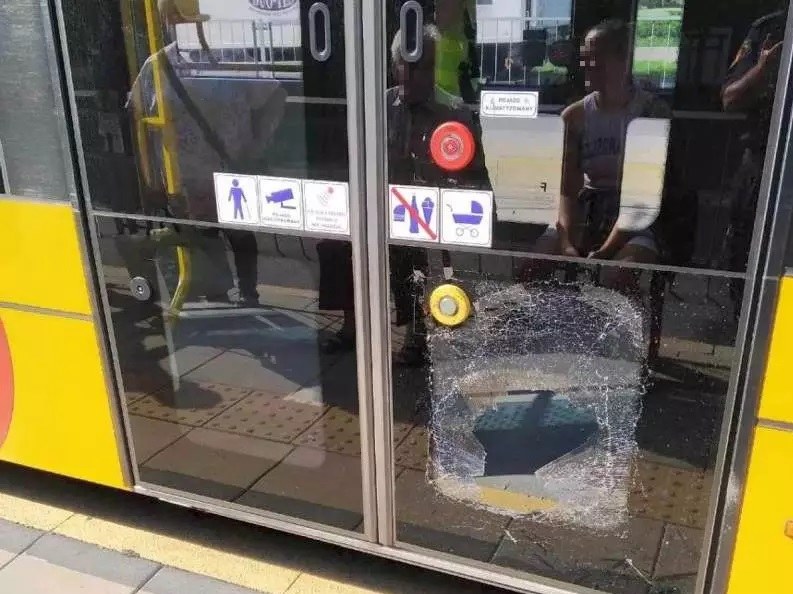 Uszkodzony tramwaj w Warszawie /Straż miejska Warszawa /Archiwum