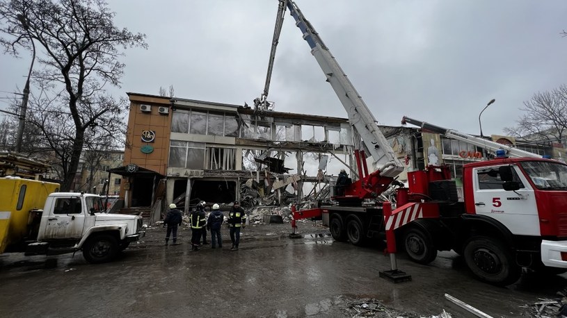 Uszkodzony w rosyjskim ataku budynek w Doniecku, Ukraina /Leon Klein/Anadolu Agency /AFP