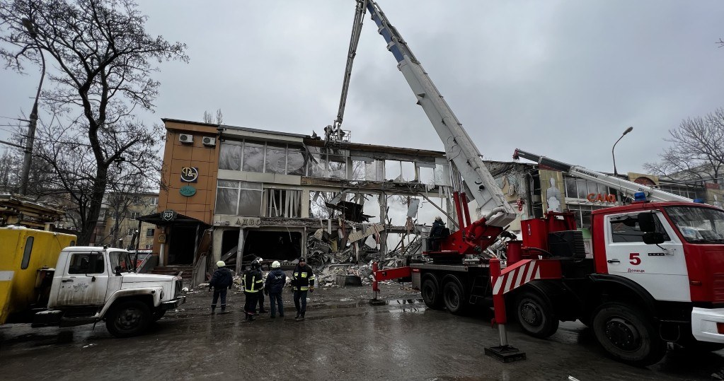 Uszkodzony w rosyjskim ataku budynek w Doniecku, Ukraina /Leon Klein/Anadolu Agency /AFP