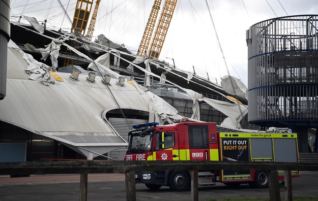 Uszkodzony został m.in. dach w hali widowiskowej The O2 w Londynie /ANDY RAIN /PAP/EPA