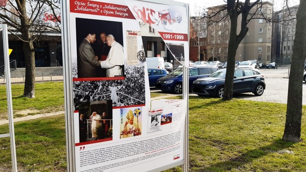 Uszkodzonych zostało 7 tablic /Marek Lewandowski, Solidarność /