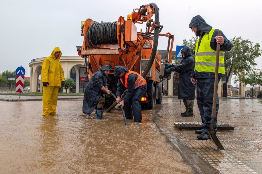 Uszkodzonych zostało wiele dróg /HATZIPOLITIS NICOLAOS  /PAP/EPA