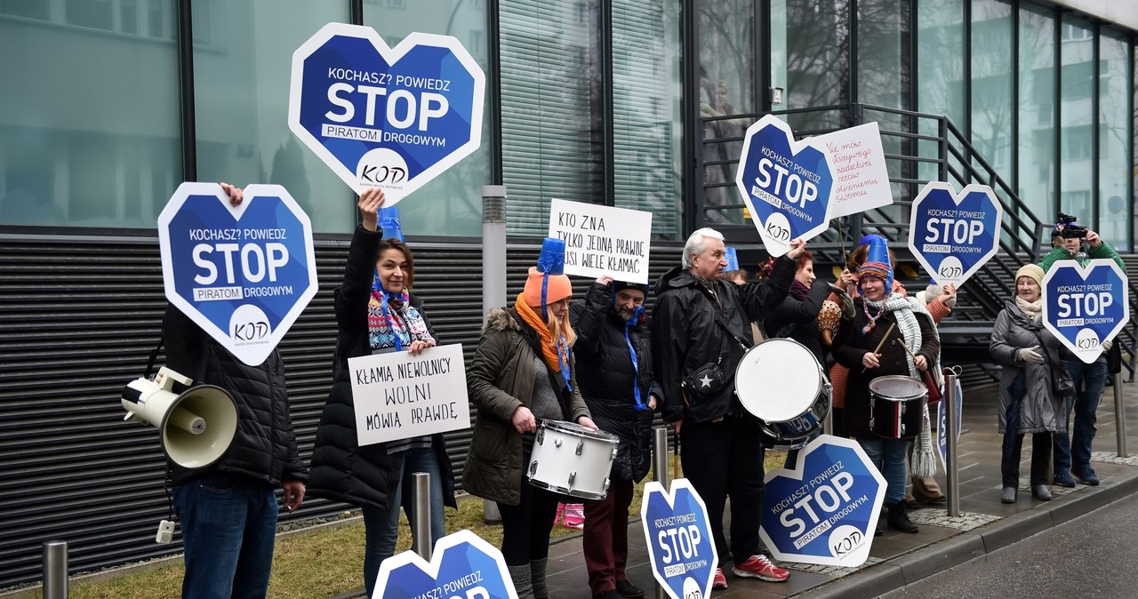 Utajnionym zeznaniom premier towarzyszyła demonstracja pod hasłem "Kochasz? Powiedz stop piratom drogowym" /Jacek Bednarczyk /PAP