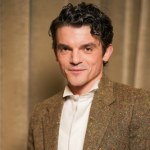 Edward Bluemel Utalentowany aktor wcieli się w Herkulesa Poirota. Trwają prace nad nowym serialem