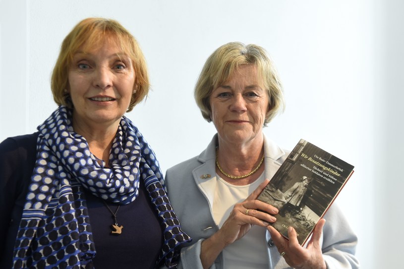 Ute Baur-Timmerbrink (z prawej) prezentuje swoją książkę /AFP
