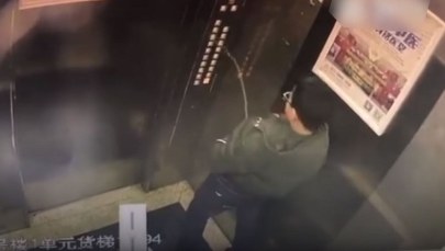 Utknął w windzie, bo oddał mocz na przyciski. Wszystko zarejestrowały kamery