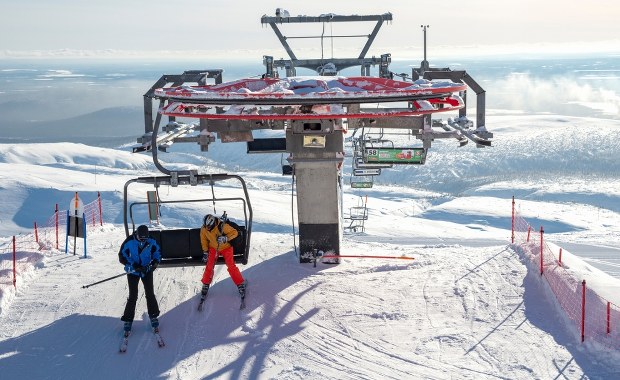 Utknęli na wyciągu na mrozie i wietrze. Niektórzy skakali z wysokości