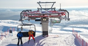 Utknęli na wyciągu na mrozie i wietrze. Niektórzy skakali z wysokości