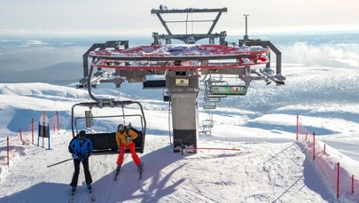 Utknęli na wyciągu na mrozie i wietrze. Niektórzy skakali z wysokości