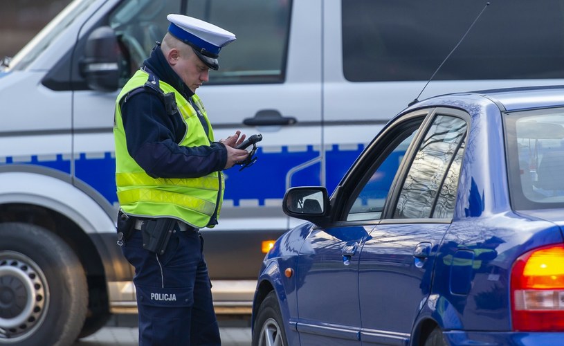 Utracić prawo jazdy można wbrew pozorom bardzo łatwo - czasami wystarczy jedno wykroczenie /Stanislaw Bielski /Reporter