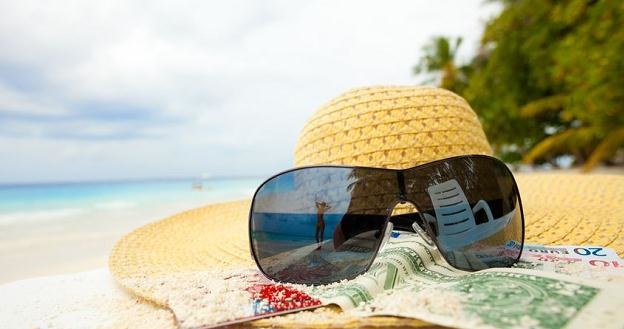 Utrata kart płatniczych na wakacjach może słono kosztować /&copy;123RF/PICSEL