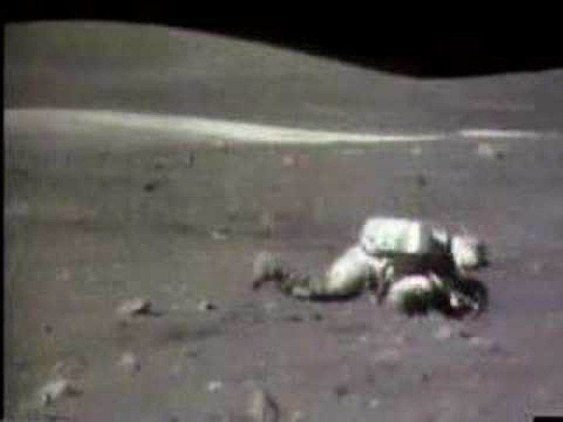 Utrata równowagi przez astronautę w trakcie księżycowej misji Apollo 16 /Kosmonauta