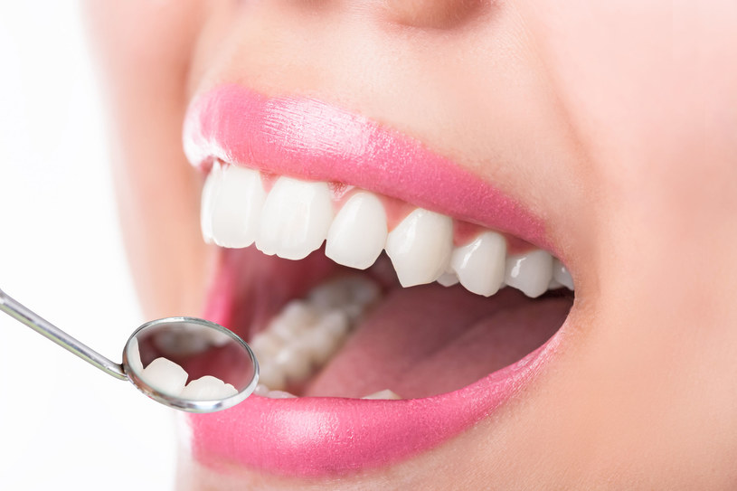 Utrata zębów bez wyraźnej przyczyny, rozmiękczenie szkliwa, podatność na złamania i kruszenie się mogą być symptomem braku witaminy D /123RF/PICSEL