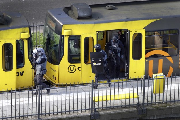 Utrecht. Oddziały specjalne holenderskiej policji sprawdzają tramwaj, w którym napastnik otworzył ogień do ludzi /RICARDO SMIT /PAP/EPA