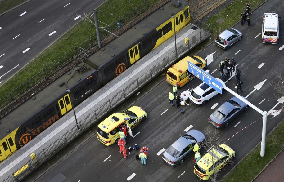 Utrecht. Specjalne siły policji sprawdzają tramwaj, w którym doszło do strzelaniny /RICARDO SMIT /PAP/EPA