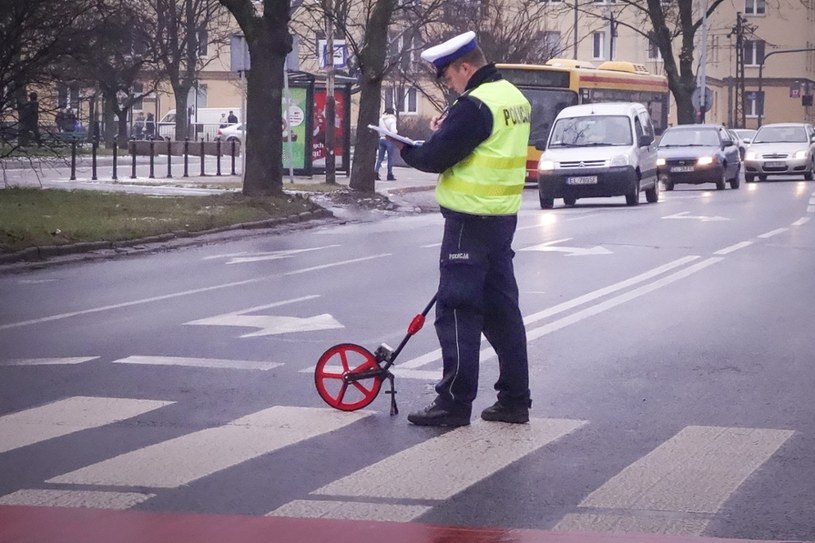 Utrudniając życie kierowcom władze miasta chcą zmniejszyć liczbę wypadków /Piotr Kamionka /Reporter