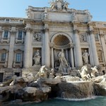 Utrudnienia dla turystów w Rzymie. Fontanna di Trevi zamykana z powodu tłumu