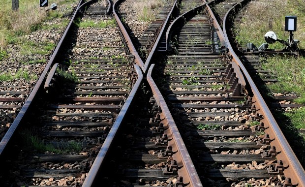 Utrudnienia kolejowe. Pociągi mają opóźnienia, gdzieniegdzie przejazd jest zablokowany