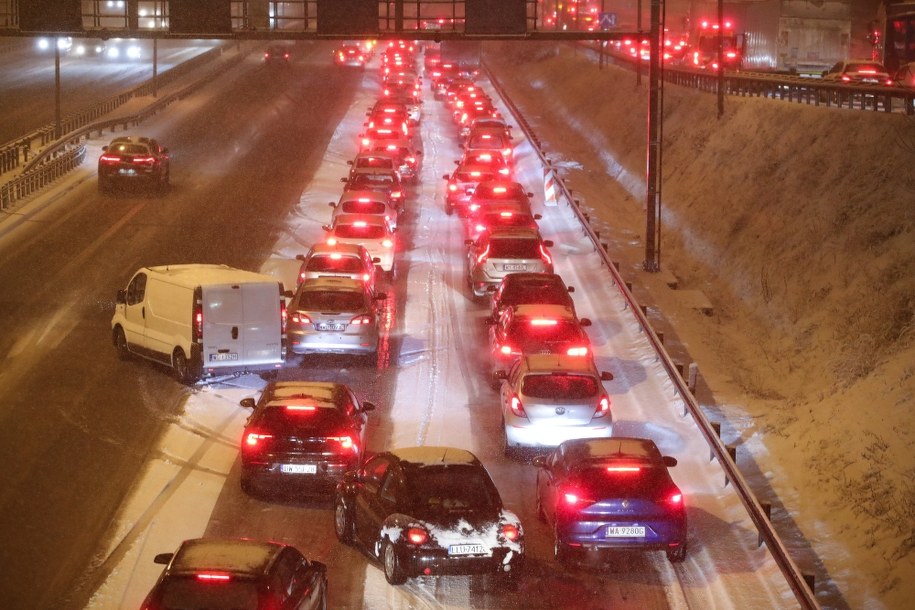 Utrudnienia komunikacyjne po intensywnych opadach śniegu w Warszawie /Albert Zawada /PAP