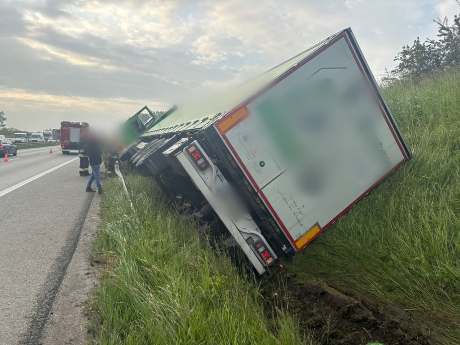 Utrudnienia na A4: Tir wpadł do rowu. Fot. dzięki uprzejmości Powiat Krakowski 112 /Powiat Krakowski 112