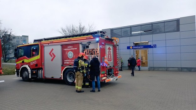 Utrudnienia na pierwszej linii metra. Na Słodowcu uruchomił się czujnik pożarowy w torowisku, stacja została zamknięta. /Przemek Mzyk /RMF MAXX