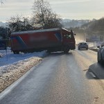 Utrudnienia na zakopiance. Ciężarówka zjechała do rowu