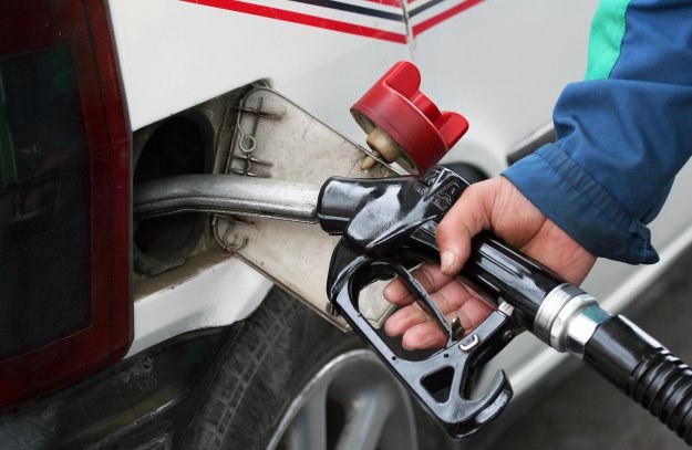 Utrzymanie cen benzyny 95 na poziomie niższym lub równym 5 zł za litr będzie trudne /AFP