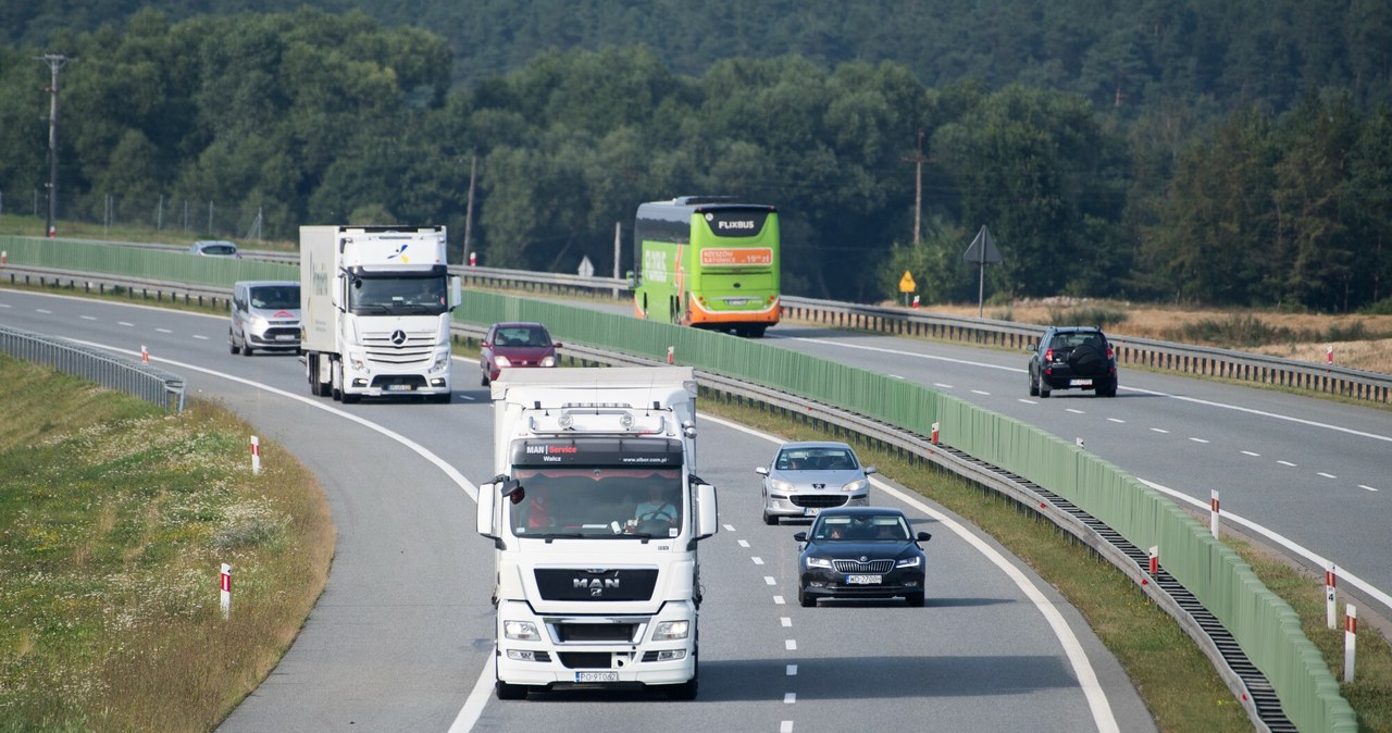 Utrzymywanie bezpiecznego odstępu ważne jest szczególnie na drogach szybkiego ruchu /Wojciech Stróżyk /Reporter