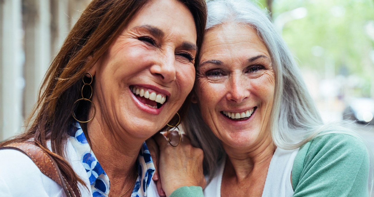 Utrzymywanie węzi społecznych chroni przed depresją, opóźnia demencję. Niedobór znacznie szkodzi zdrowiu /123RF/PICSEL