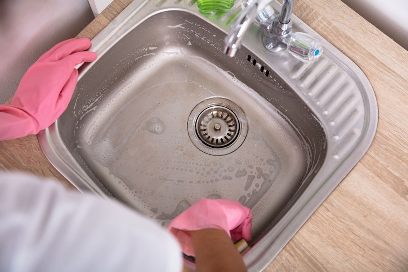 Utrzymywanie zlewu w czystości to podstawa higieny w kuchni /123RF/PICSEL