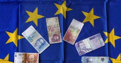 Utworzenie unii walutowej w 1999 r. sprawiło, że euro stało się pieniądzem międzynarodowym /AFP