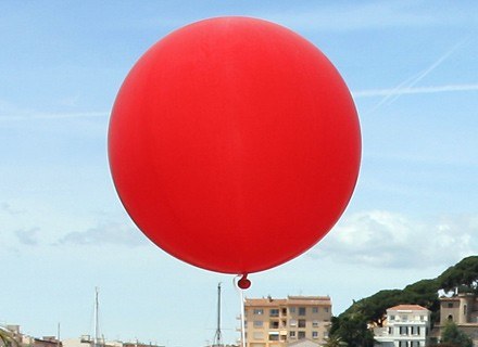 Uwaga dla zakochanych: baloniki wypełnione helem lubią latać /AFP