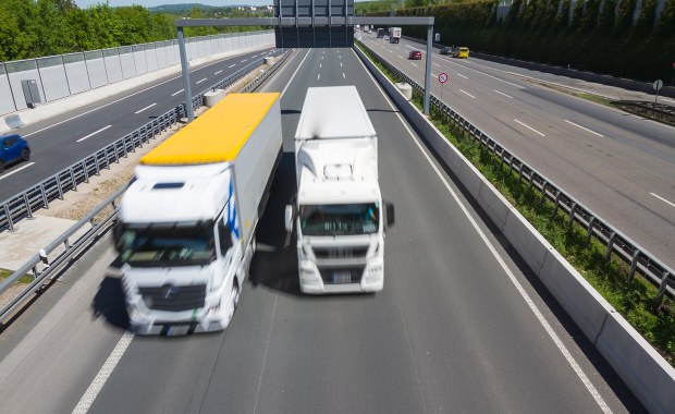 Uwaga, kierowcy ciężarówek! MSWiA wprowadza nowe kary za wyprzedzanie