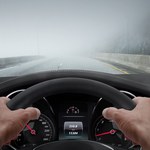 Uwaga kierowcy! Gęsta mgła w pasie środkowej Polski. IMGW wydało ostrzeżenie 