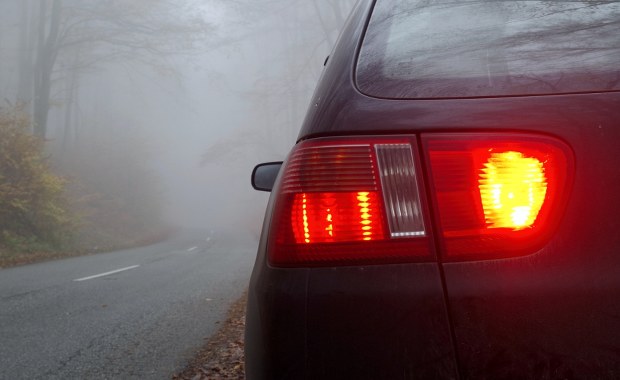 Uwaga kierowcy i nie tylko: Mgły i ślizgawica. Gdzie jest najgorzej?
