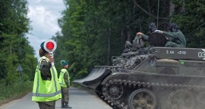 Uwaga kierowcy. Kolumny czołgów na drogach, śmigłowce i drony w powietrzu