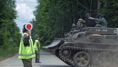 Uwaga kierowcy. Kolumny czołgów na drogach, śmigłowce i drony w powietrzu