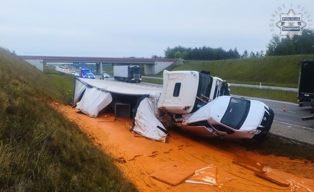 Uwaga na A1. Sos pomidorowy wyciekł na autostradę