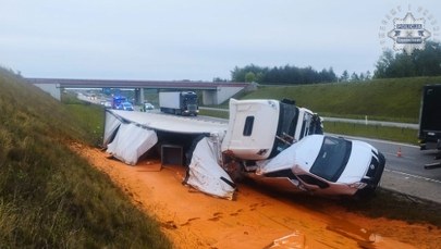 Uwaga na A1. Sos pomidorowy wyciekł na autostradę