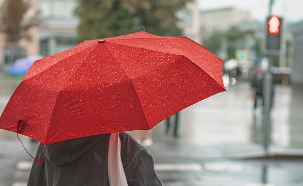 Uwaga na burze i gęste mgły. W tych regionach obowiązują alerty IMGW