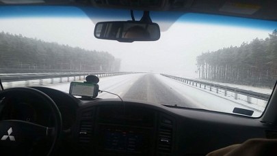 Uwaga na drogach! Gołoledź i mgła utrudniają jazdę