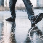 Uwaga na gołoledź i marznące opady. IMGW ostrzega, samochody wypadają z dróg