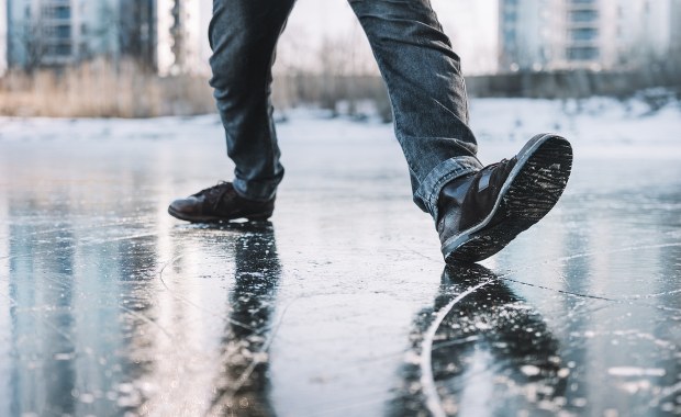 Uwaga na gołoledź i marznące opady. IMGW ostrzega, samochody wypadają z dróg