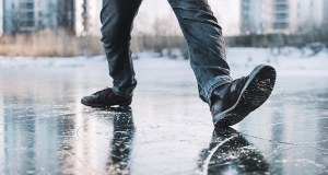 Uwaga na gołoledź i marznące opady. IMGW ostrzega, samochody wypadają z dróg