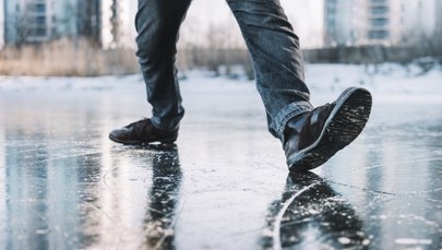 Uwaga na gołoledź i marznące opady. IMGW ostrzega, samochody wypadają z dróg