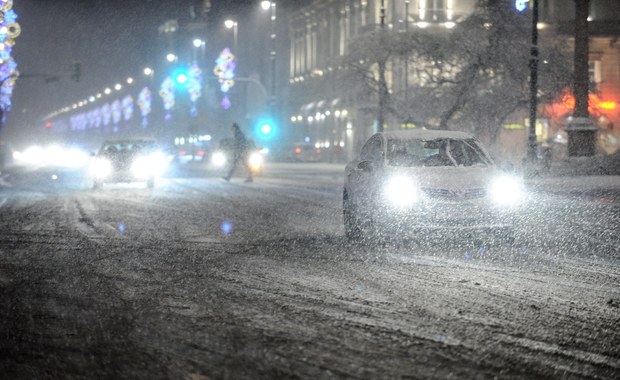 Uwaga na oblodzone drogi! Jazdę utrudnia też śnieg i śnieg z deszczem