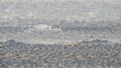 Uwaga na oblodzone drogi. Pada śnieg i śnieg z deszczem