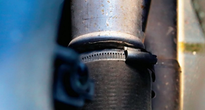 Uwaga na połączenia rur przy intercoolerze - często są nieszczelne (kapie olej). /Motor