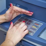 Uwaga na skimmerów. Jak bezpiecznie wypłacać pieniądze z bankomatów?
