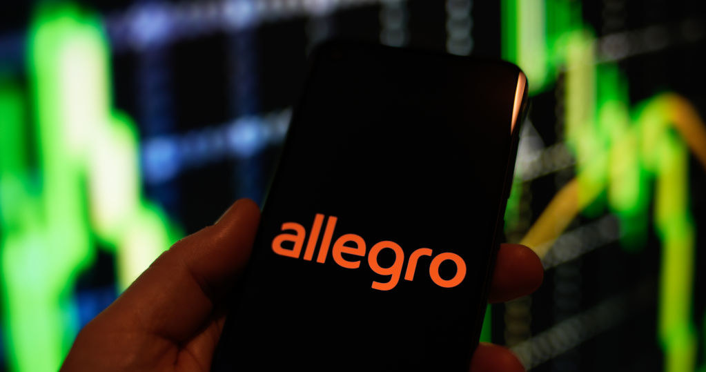 Uwaga na SMS-y od Allegro! Oszuści podszywają się pod popularną platformę /STR/NurPhoto via Getty Images /Getty Images